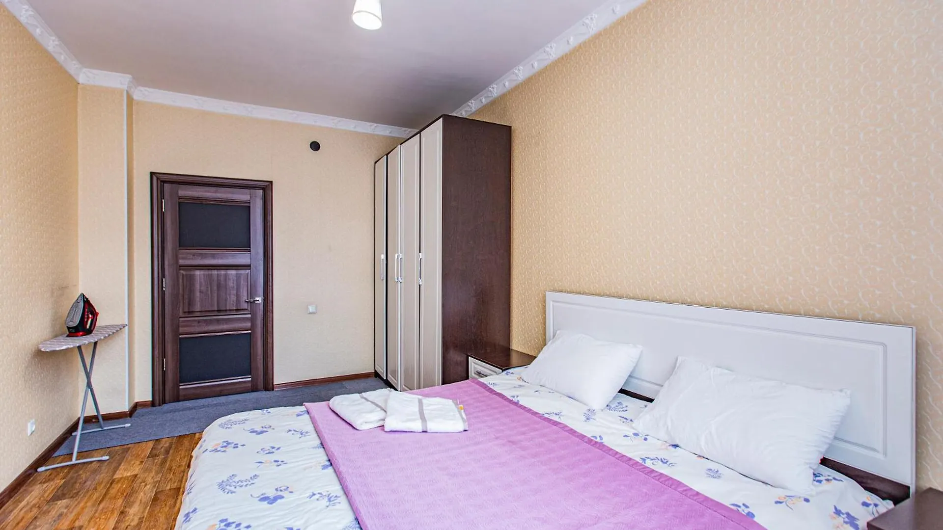Apartment Two-Bedroom Urban Oasis - Cozy & Relaxing Atmosphere Almaty